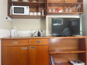 Interior - Cosy studio in city end Karori with sunny deck (Wellington)