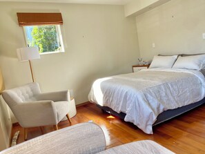 Room - Cosy studio in city end Karori with sunny deck (Wellington)