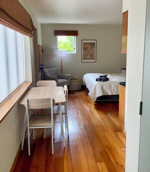 Room - Cosy studio in city end Karori with sunny deck (Wellington)