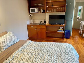 Room - Cosy studio in city end Karori with sunny deck (Wellington)