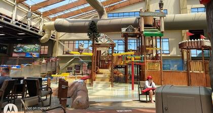 Great Smokies Lodge 2BR Deluxe – Water Park & Outdoor Adventure