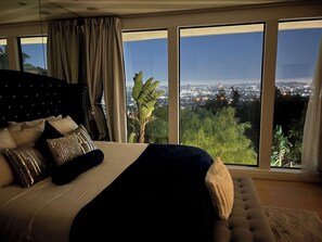 3 bedrooms, desk, iron/ironing board, WiFi - Hollywood Hills Sky Villa- Sunset Strip- BEST LOCATION & VIEWS! (Los Angeles)