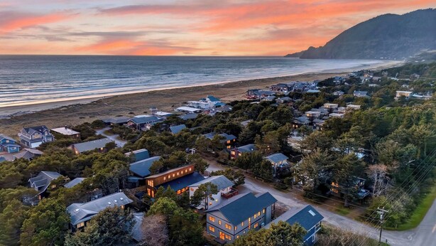 A coastal residential area with houses, a beach, and a mountain in the background. - Magic Tree House by Avantstay Fire Pit + Deck + Movie Room Walk to the Beach (Manzanita)