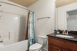 Casa, varias camas, patio, vista al jardín ( 17 Grayling Way) | Baño | Toallas 