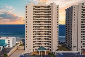 Exterior - Spacious 3-bedroom condo in Daytona Beach Shores - Amazing Ocean and River views (Daytona Beach)