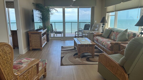 Living area - Spacious 3-bedroom condo in Daytona Beach Shores - Amazing Ocean and River views (Daytona Beach)