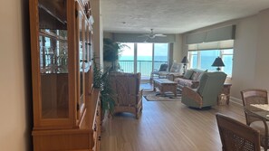 Living area - Spacious 3-bedroom condo in Daytona Beach Shores - Amazing Ocean and River views (Daytona Beach)