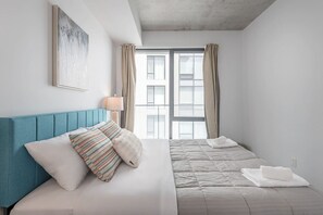 Desk, iron/ironing board, WiFi, bed sheets - Skyline Penthouse | 360° Views + Parking (Montreal)