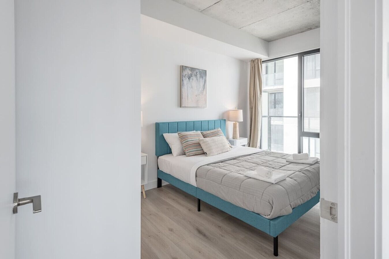 Desk, iron/ironing board, WiFi, bed sheets
