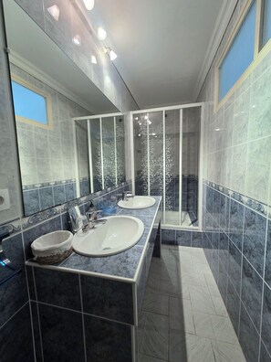 Douche, sèche-cheveux, serviettes fournies, savon