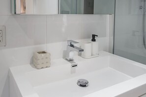 Hair dryer - Modern Industrial 1BR + Balcony in Old Montreal (Montreal)