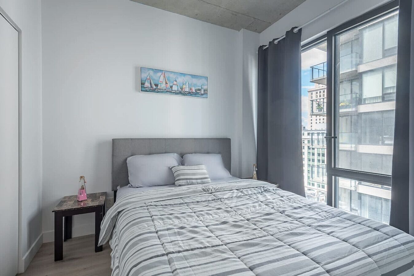 Desk, iron/ironing board, WiFi, bed sheets