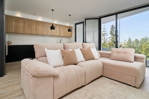 TV - 'The Caletas Village Luxury' with Sea Views and Baviera Golf Course Scenery (Vélez-Málaga)
