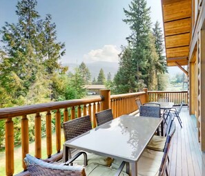 Outdoor dining - Luxury living made for gathering  (Christina Lake)