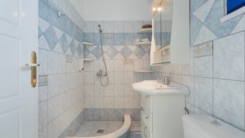 Chuveiro, secador de cabelo, toalhas de banho