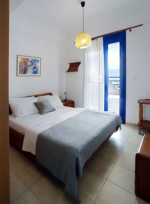 2 bedrooms, iron/ironing board, WiFi, bed sheets - Holiday Home 'Blue Window Seaview Maisonette' with Sea View, Wi-Fi and Air Conditioning (Ιεράπετρα)