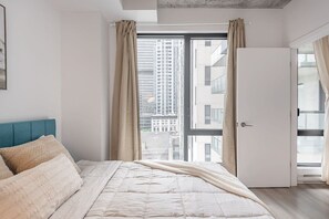 Room - Old Port | Stunning View | Stylish 2BR Retreat (Montreal)