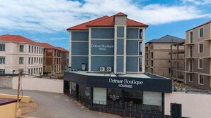 Een hotel met een modern design, voorzien van een lounge en een bord met daarop Delmar Boutique Hotel.