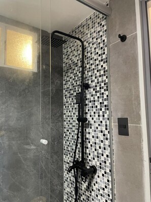 Bañera de hidromasaje, secador de pelo, toallas, jabón