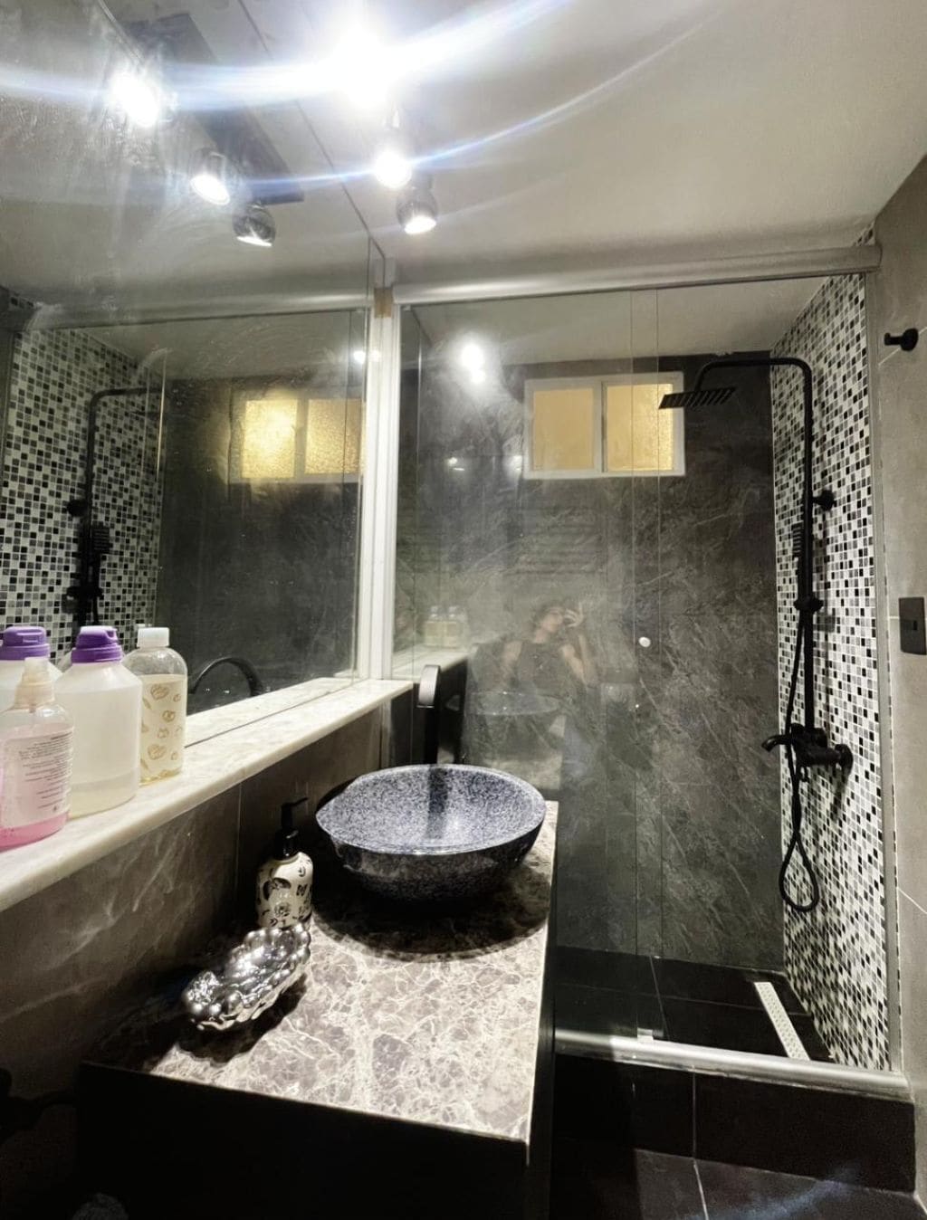Een bubbelbad, een haardroger, handdoeken, zeep