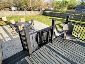 Outdoor dining - 3-bedroom house in peaceful Willard 15min to SW Springfield, 5min to Springfield (Willard)