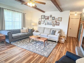 Living area - 3-bedroom house in peaceful Willard 15min to SW Springfield, 5min to Springfield (Willard)