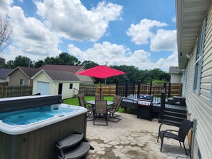 Outdoor dining - 3-bedroom house in peaceful Willard 15min to SW Springfield, 5min to Springfield (Willard)