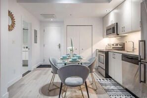 Fridge, microwave, oven, stovetop - 1 bedroom old port- F1 Weekend (Montreal)
