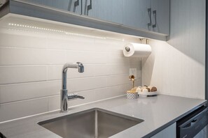 Fridge, microwave, oven, stovetop - 1 bedroom old port- F1 Weekend (Montreal)