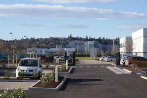 Property grounds - B&B Hotel Lyon Aeroport Saint Quentin Fallavier (Saint-Quentin-Fallavier)