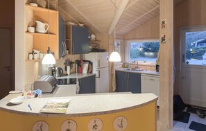 Kylskåp, mikrovågsugn, spishäll och diskmaskin