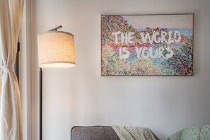 Interior - QUaint 2 BR- Parking -Square Vic (Montreal)