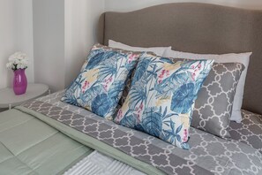 Iron/ironing board, WiFi, bed sheets - QUaint 2 BR- Parking -Square Vic (Montreal)