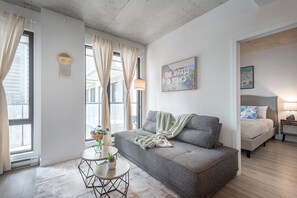 TV - QUaint 2 BR- Parking -Square Vic (Montreal)