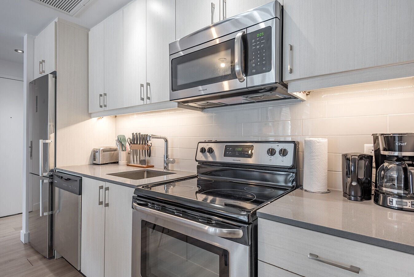 Fridge, microwave, oven, stovetop