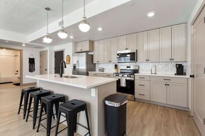 Fridge, microwave, oven, stovetop - Zion Poolside Escape – Steps to the Pool! *Brand New Listing* (Hurricane)