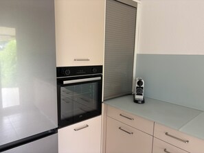 Fridge, microwave, oven, stovetop - Villa Lumière du Golfe - 10 min by bike or bus to beach and town - sea view (Sainte-Maxime)