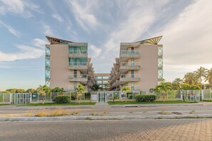 Un bâtiment symétrique doté de nombreux balcons, d’une entrée centrale et d’une entrée protégée par un portail.
