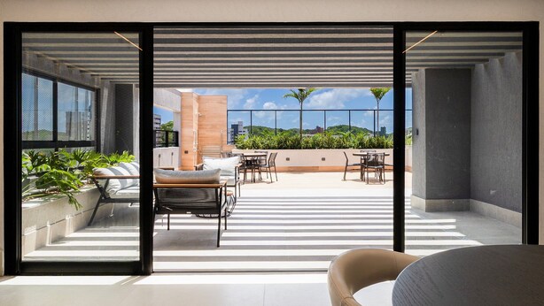 A modern interior with a view of an outdoor patio area. - Living Tirol Housi Smart Living by Carpediem (Natal)