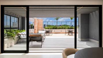 Un interior moderno con vista a un patio al aire libre.