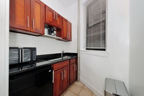 Private kitchen - Eclectic Artsy 1-bedroom apartment in Flatiron/High Ceilings (New York)