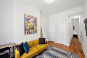 Living area - Eclectic Artsy 1-bedroom apartment in Flatiron/High Ceilings (New York)
