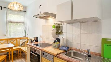 Wasserkocher mit Kaffee-/Teezubehör, Kühlschrank, Mikrowelle, Ofen