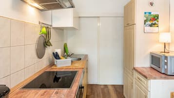 Wasserkocher mit Kaffee-/Teezubehör, Kühlschrank, Mikrowelle, Ofen