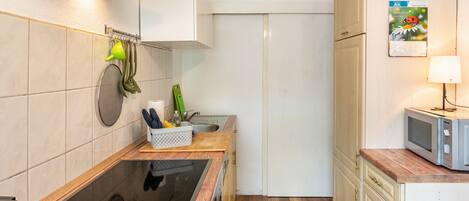 Coffee/tea maker, fridge, microwave, oven