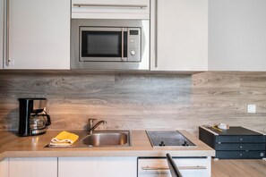 Fridge, microwave, oven, stovetop - Apartment for 6 Guests (57 m²) with Private Terrace and Wi-Fi (Kalkhorst)