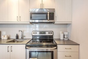 Fridge, microwave, oven, stovetop - Square Victoria - Balcony View & Free Parking (Montreal)