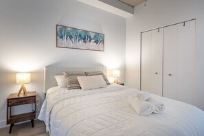 Desk, iron/ironing board, WiFi, bed sheets - Square Victoria - Balcony View & Free Parking (Montreal)