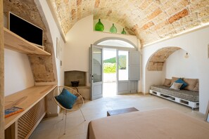 1 bedroom, WiFi, bed sheets - Room 'Casa Litarà, Tabacchina' with Shared Pool, Wi-Fi & Air Conditioning (Cutrofiano)