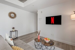 TV - Chic Loft Near Old Port | Prime Spot (Montreal)